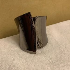 Metal base bracelet in silver